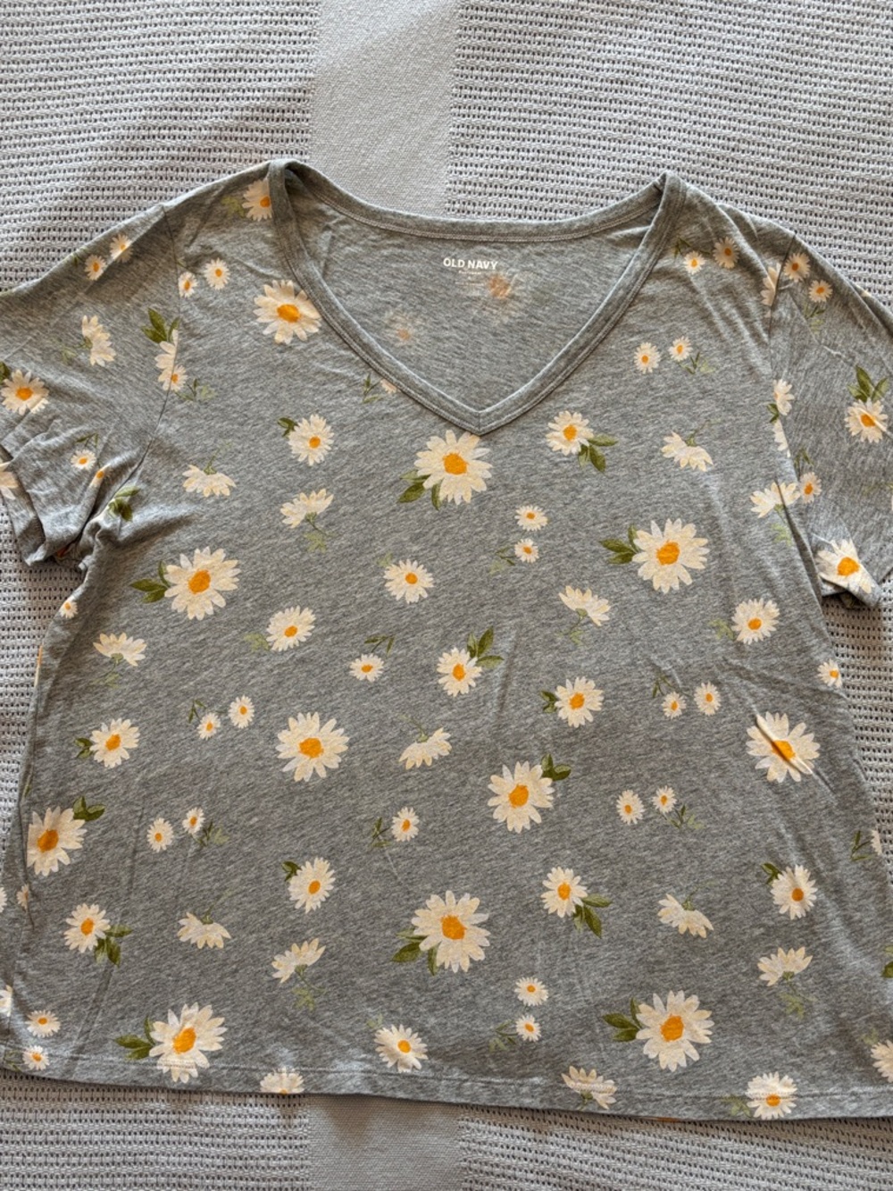 Old Navy Gray Floral Daisy V-Neck Tee